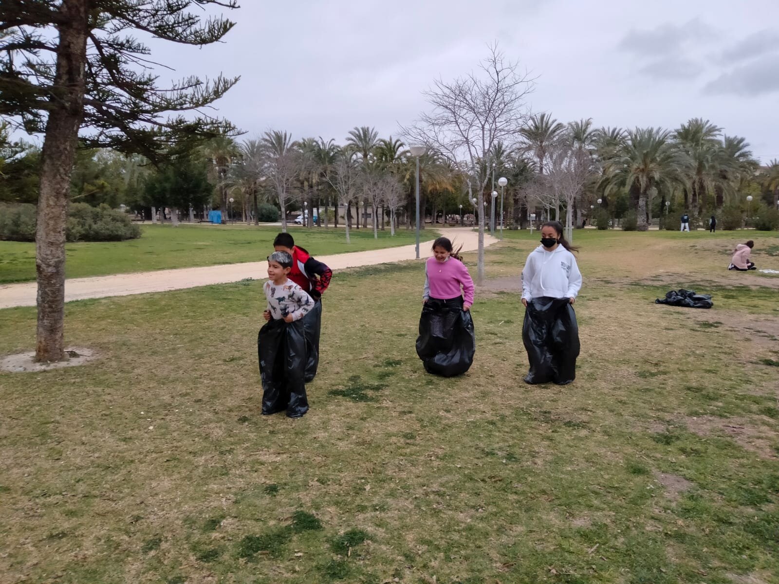 Juegos deportivos cooperativos en el Parque Lo Morant 