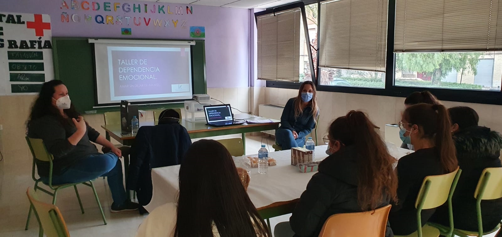 Charla sobre dependencia emocional con las usuarias de Secundaria de Kumpania