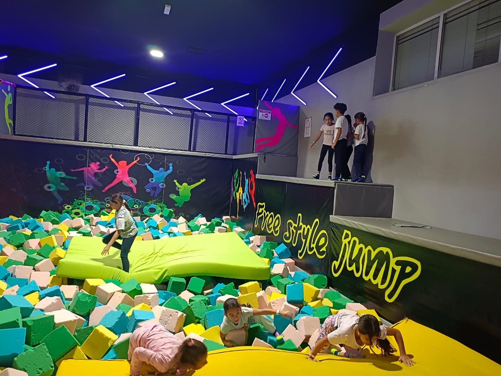 Salida al Xjump con primaria.  . 


   