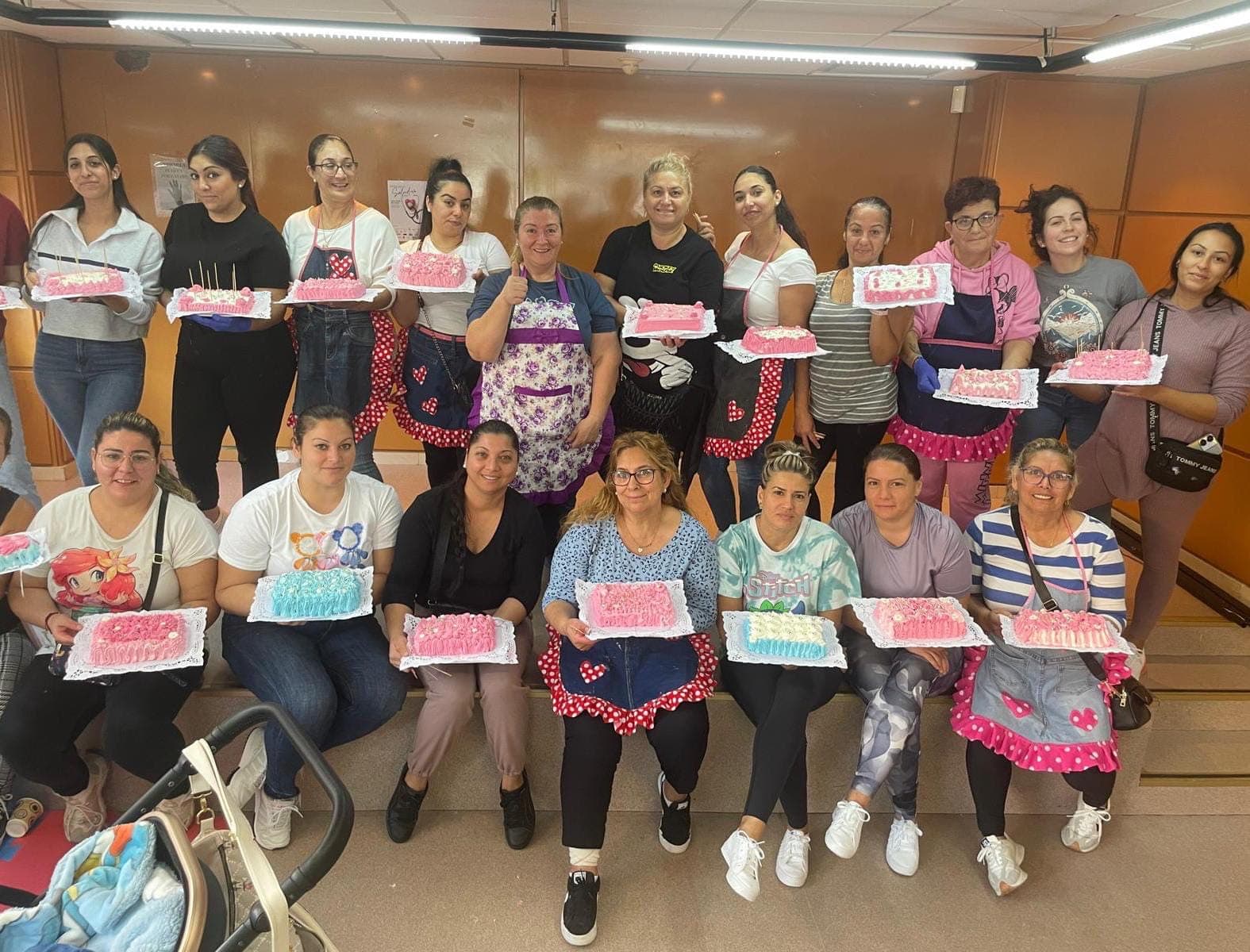 Taller de repostería y estreno del delantal realizado en los talleres de costura
  . 


   