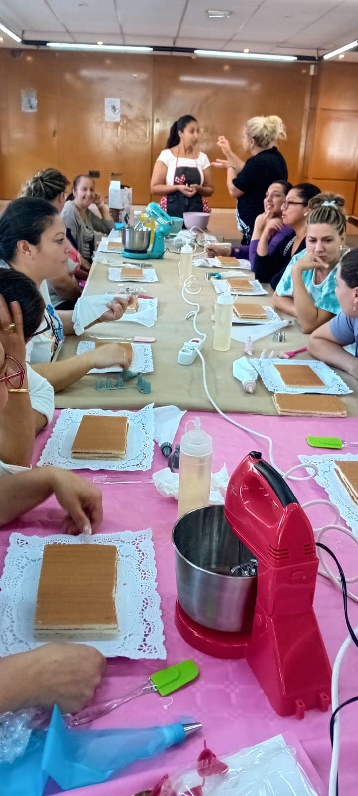 Taller de repostería y estreno del delantal realizado en los talleres de costura
  . 


   