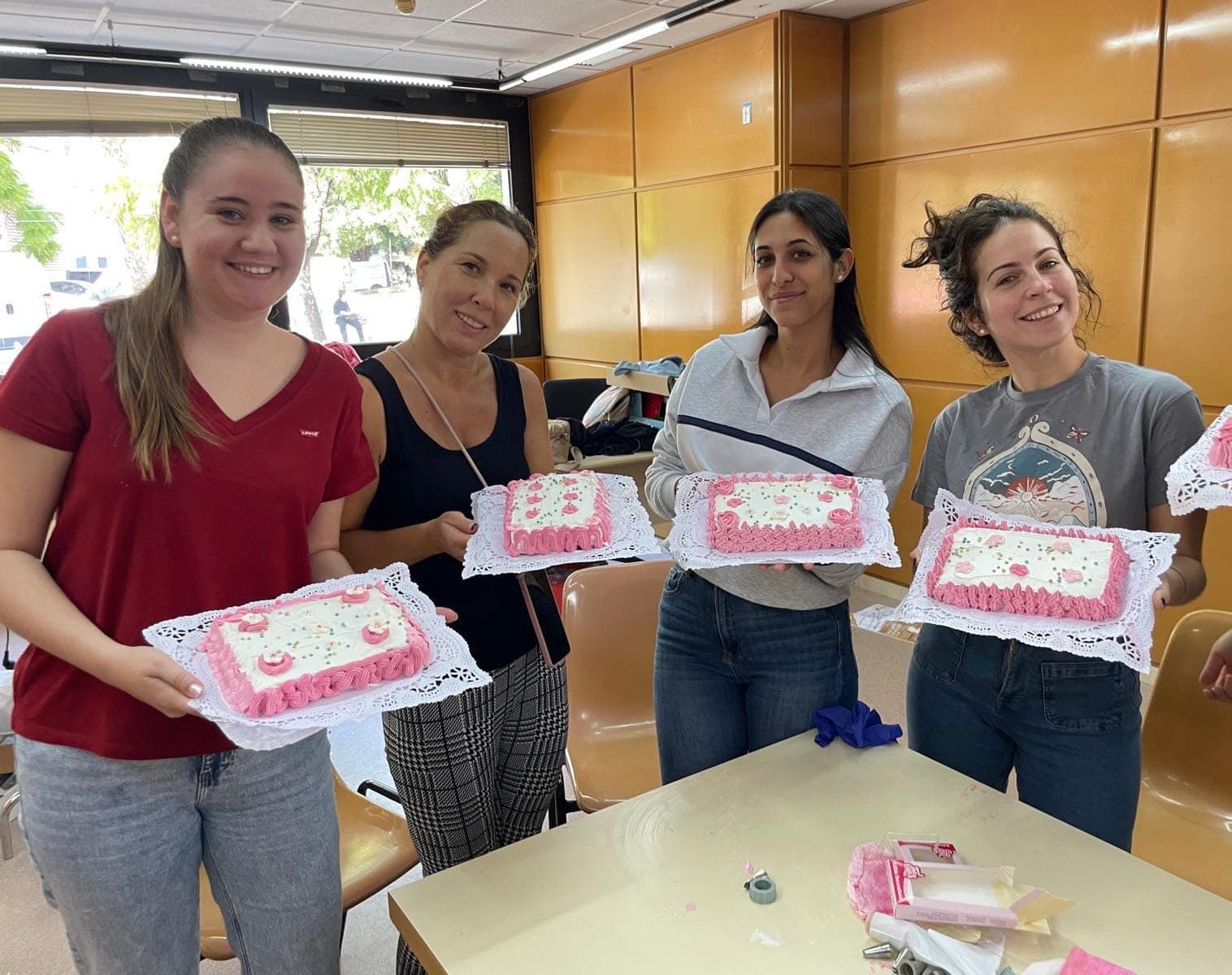 Taller de repostería y estreno del delantal realizado en los talleres de costura
  . 


   