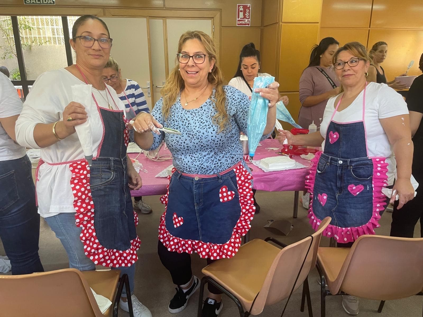 Taller de repostería y estreno del delantal realizado en los talleres de costura
  . 
   