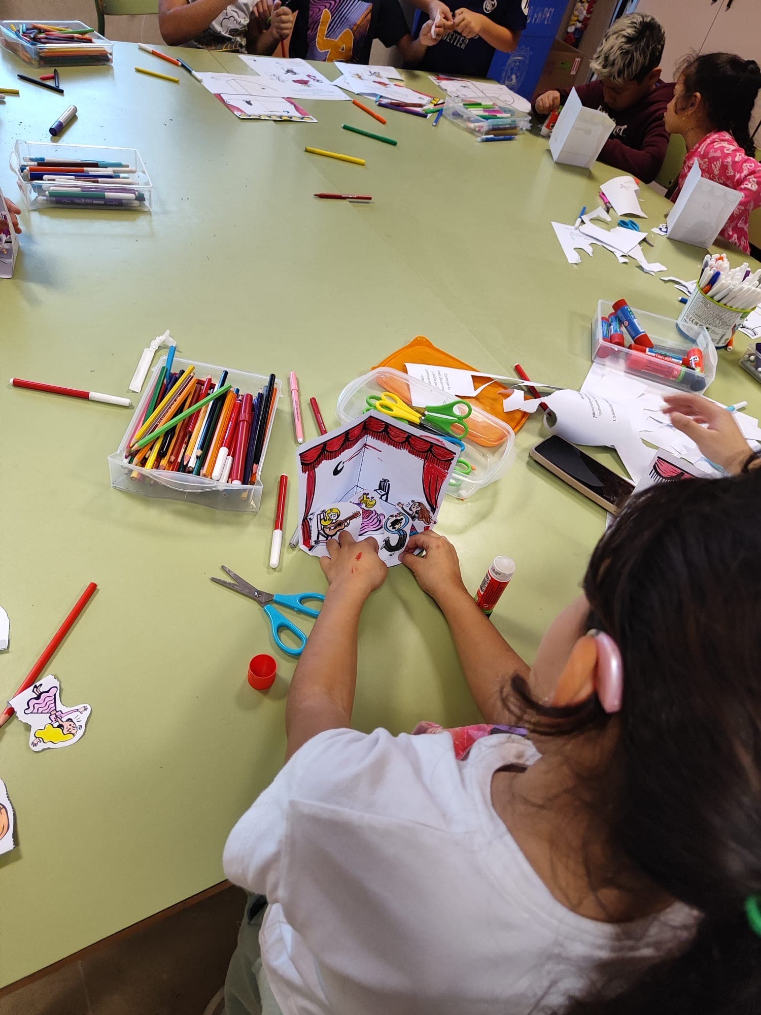 Taller por el día del Flamenco con primaria. 
  . 


   
