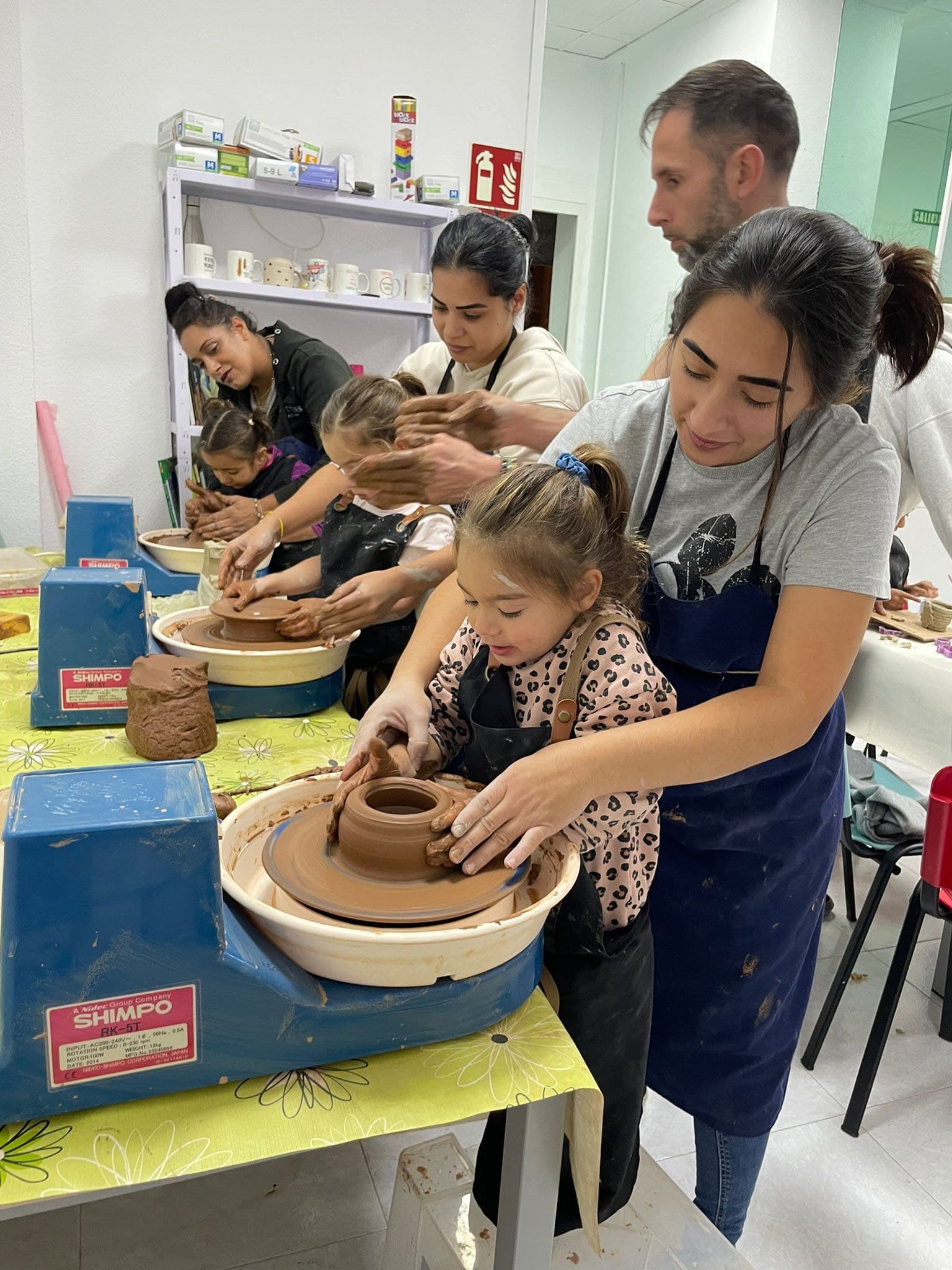 Taller de Alfarería con grupo de Infantil y sus familias 
  . 
   