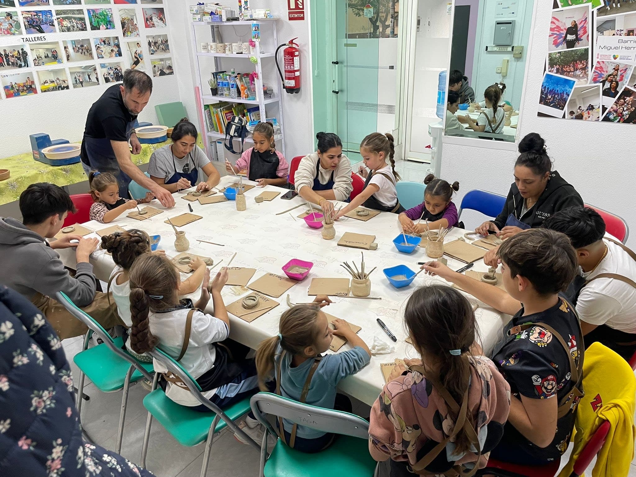 Taller de Alfarería con grupo de Infantil y sus familias 
  . 
   