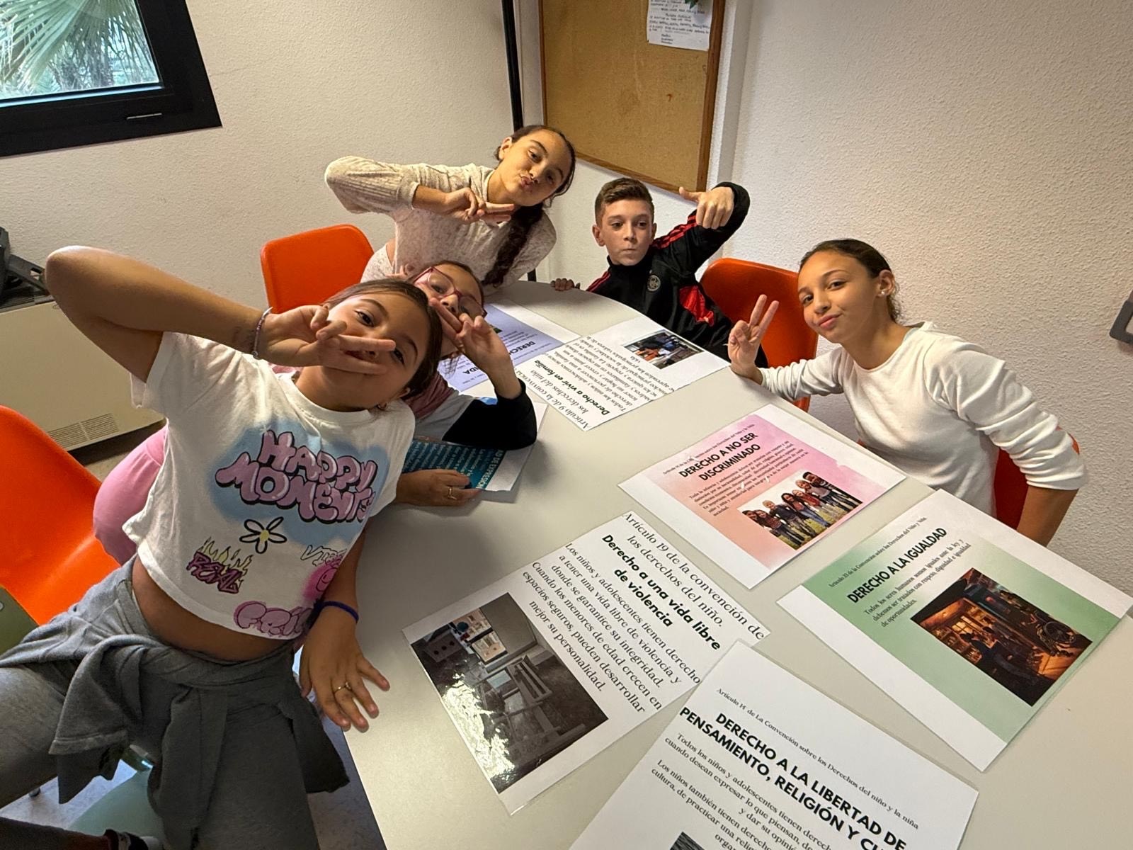 Charla-taller con los usuarios/as de Kumpania por el día de los Derechos de la infancia. 
  . 
   