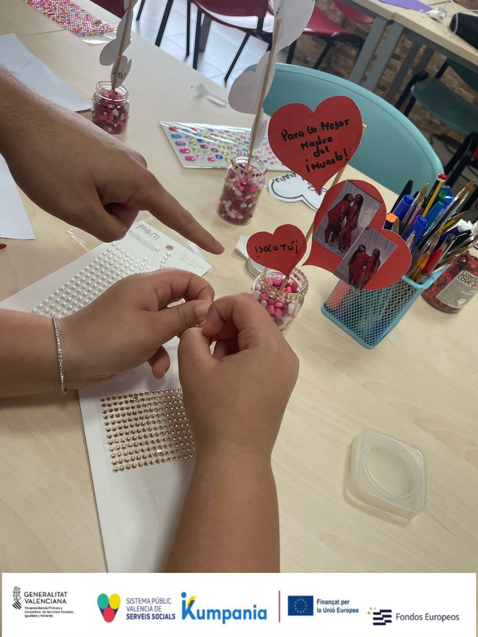  Talleres por el día de la madre con primaria y secundaria
 L 
  
