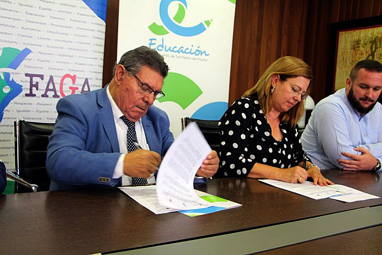 Ramón Fernández Presidente de la Federación Autonómica de Asociaciones Gitanas de La Comunidad Valenciana y Visitación Martínez Alcaldesa de San Pedro del Pinatar en el momento de la firma del convenio